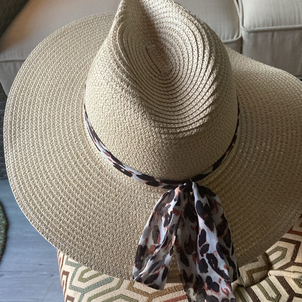 Vince Camaro straw sun hat . Excellent condition with animal print scarf